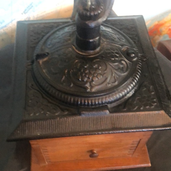 Coffee grinder cast iron & wood circa 1950 - in working order & very good cond - Picture 3 of 9